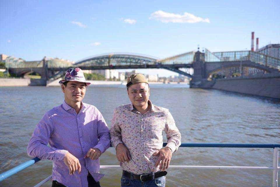 Nghệ sĩ Xuân Bắc cũng từng chia sẻ ảnh đi công tác cùng bạn thân và hóm hỉnh viết: "Bọn mình mà không ấy rồi thì có lẽ khối người nghĩ bọn mình... ấy ý chứ". Trước câu bông đùa này, nghệ sĩ Vân Dung cũng vào trêu đùa: "Hai bạn này yêu nhau quá. Mình ghen tị. Đứng xê ra cho tôi đứng vào giữa". Nghệ sĩ Tự Long cũng vui vẻ cho biết, có nhiều chuyện Xuân Bắc còn biết trước cả vợ anh.