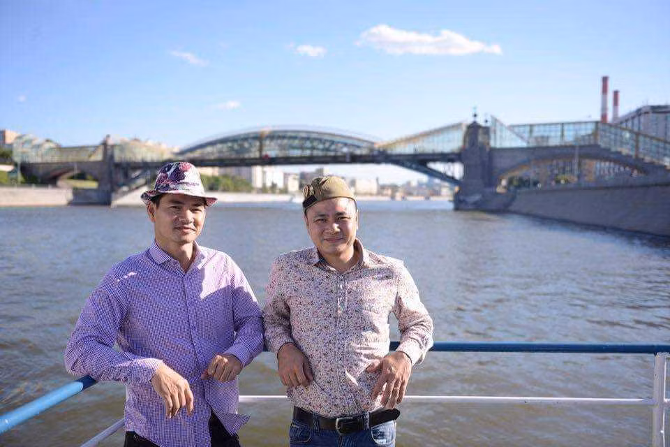 Nghệ sĩ Xuân Bắc cũng từng chia sẻ ảnh đi công tác cùng bạn thân và hóm hỉnh viết: "Bọn mình mà không ấy rồi thì có lẽ khối người nghĩ bọn mình... ấy ý chứ". Trước câu bông đùa này, nghệ sĩ Vân Dung cũng vào trêu đùa: "Hai bạn này yêu nhau quá. Mình ghen tị. Đứng xê ra cho tôi đứng vào giữa". Nghệ sĩ Tự Long cũng vui vẻ cho biết, có nhiều chuyện Xuân Bắc còn biết trước cả vợ anh.