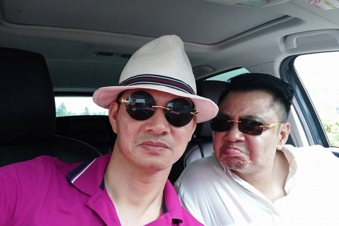 Suốt hơn 20 năm làm việc cùng nhau, Tự Long từng chia sẻ anh phải nhịn bạn diễn như “nhịn cơm sống”, vì thói quen đi trễ của Xuân Bắc. "Trong công việc, tôi nhịn Xuân Bắc nhiều, thậm chí như 'nhịn cơm sống' vì Xuân Bắc là giám đốc nông trường cao su. Còn tôi, quen làm việc trong môi trường quân đội, giờ giấc chỉn chu, đi sớm nên phải chịu đựng", nam diễn viên hóm hỉnh nói.