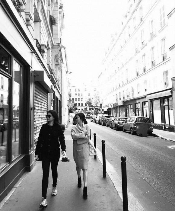 Và loạt ảnh Song Joong Ki làm "phó nháy" cho vợ ở Tây Ban Nha, Pháp cũng đã "bay màu".