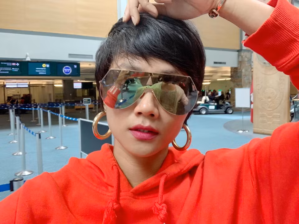 Mới đây, hình ảnh Hoa hậu H'hen Niê mang dép tổ ong đi Canada thu hút nhiều sự chú ý.