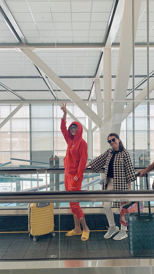 Trong loạt ảnh chia sẻ trên trang cá nhân, Hoa hậu Hoàn vũ Việt Nam 2017 mang đôi dép tổ ong màu vàng trên suốt chuyến bay dài.