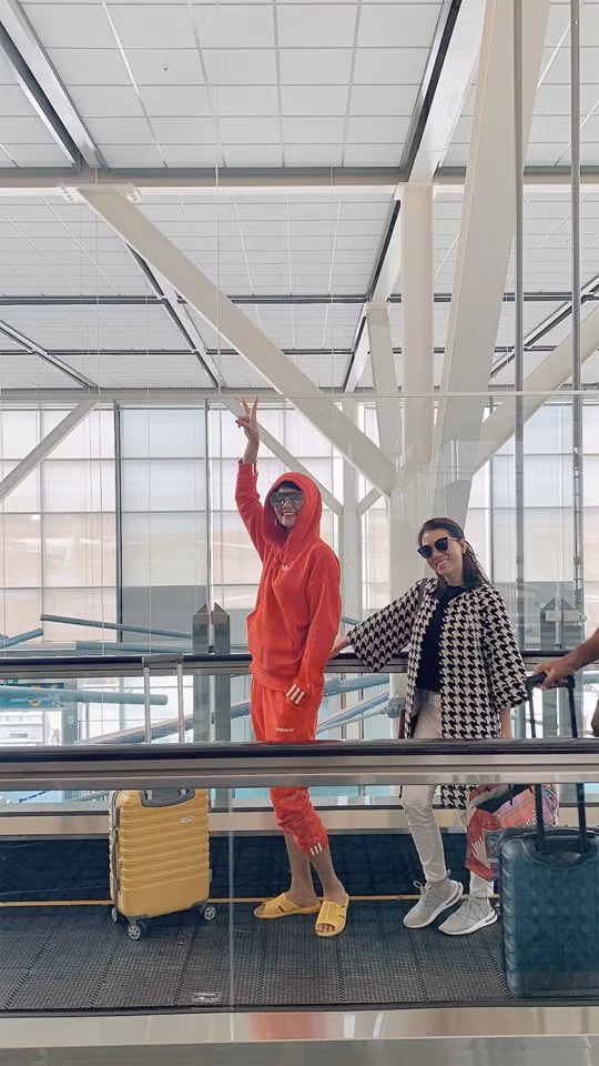 Trong loạt ảnh chia sẻ trên trang cá nhân, Hoa hậu Hoàn vũ Việt Nam 2017 mang đôi dép tổ ong màu vàng trên suốt chuyến bay dài.