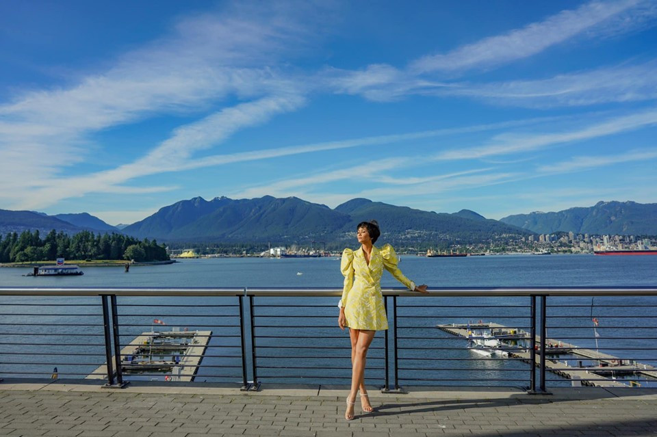 Trước lời chê bai của đàn chị, H'hen Niê đáp lại khá nhẹ nhàng, lịch sự. Cô bày tỏ: "Thật! Đôi lúc cũng suy nghĩ nên bỏ thói quen mê mấy cái đơn giản như vậy. Nhưng thật lòng thì thấy thoải mái với nó. Vì thích nên hay mua và hay mang và một điều nữa là nhiều người cần hơn mình, mình nghĩ thế. Nhưng cũng cảm ơn chị đã góp ý để những người phụ nữ luôn xinh đẹp, tận hưởng và hạnh phúc chị nhỉ. Em cảm ơn chị ạ".