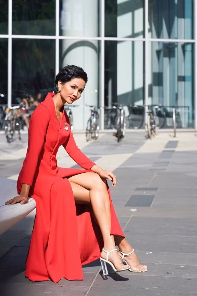 Ngoài ra, đa số fan đều ủng hộ H'hen Niê và cho rằng không nên quá quy tắc. Hoa hậu bình dị như vậy lại mới dễ thương. Nhiều fan cũng bày tỏ sự lo lắng cho ngón chân đau của H'hen Niê.