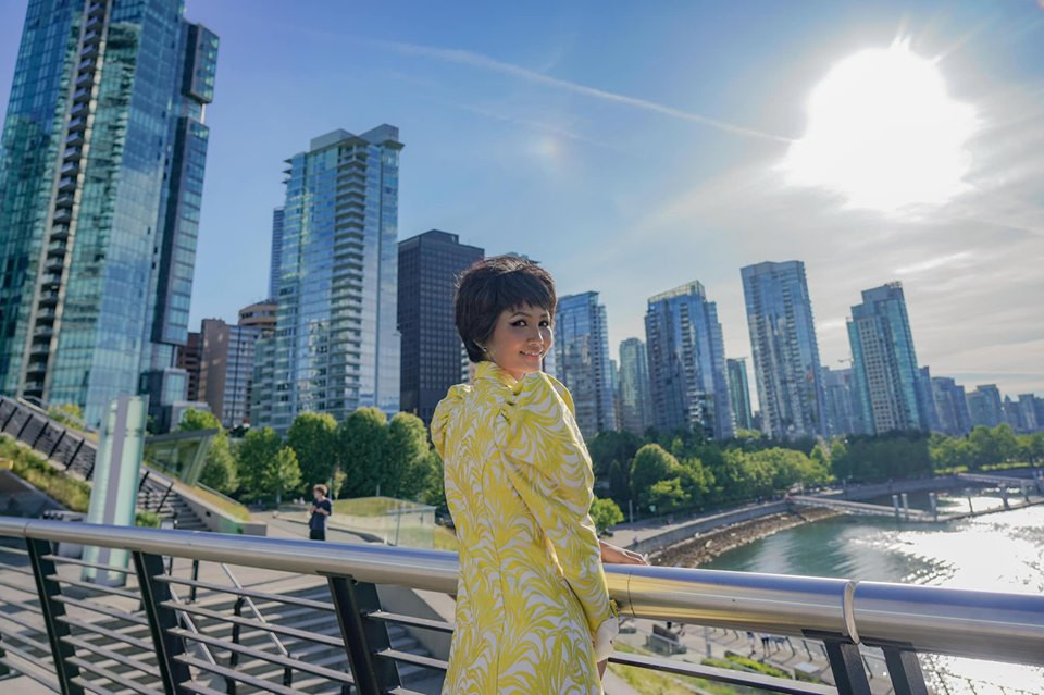 Vợ cũ của diễn viên Huy Khánh chia sẻ: "Nếu thừa tiền mà vẫn mua đồ rẻ tiền kém chất lượng dùng thì bảo do cá tính, nhưng nghèo không có khả năng phải dùng đồ rẻ tiền thì không phải phẩm chất gì để ca ngợi cả. Phải nỗ lực để hội nhập với thế giới văn minh. Nhất là đã thi thố đại diện nhan sắc cấp quốc tế. Hay ho gì việc để hình ảnh quê mùa lôm côm vậy mà ngợi ca".