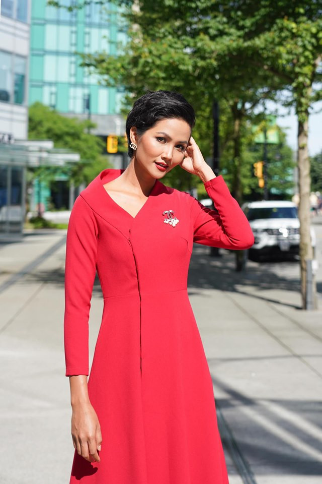 Trái với vợ cũ Huy Khánh, nhiều sao Việt lại lên tiếng bênh vực H'hen Niê. NTK Đỗ Mạnh Cường chia sẻ: "Em cứ làm những việc em thích là được em ơi". Người mẫu Lê Thúy cũng ủng hộ H'hen Niê. Á hậu Lệ Hằng, đồng đội của H'hen Niê ở Cuộc đua kỳ thú viết: "Thương em tôi, em vui và hạnh phúc là được".