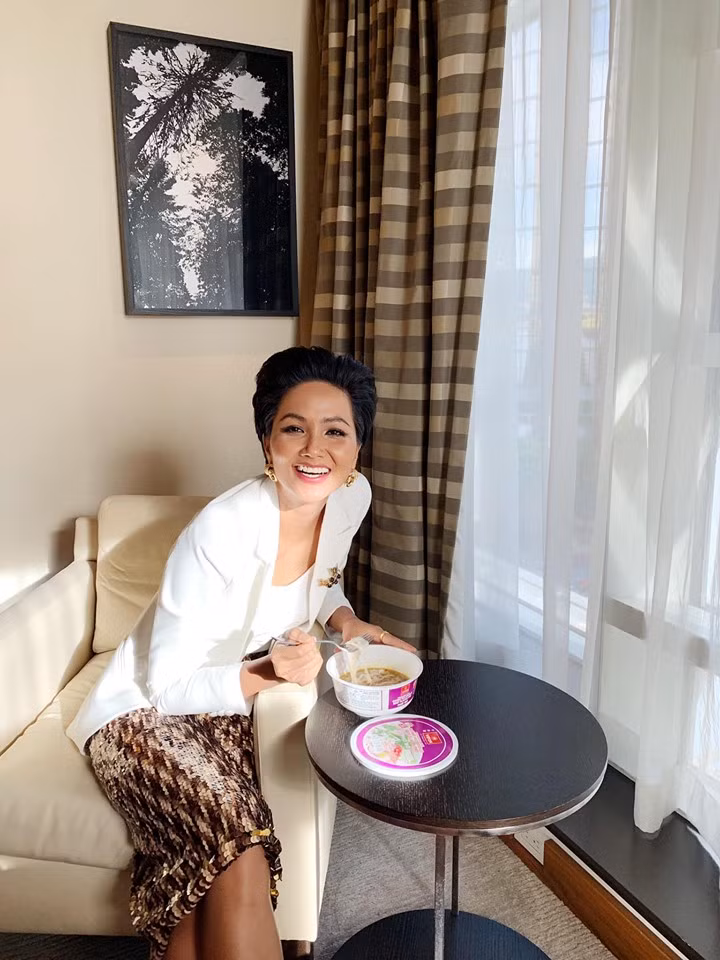 H'hen Niê đăng quang Hoa hậu Hoàn vũ Việt Nam 2017. Sau đó cô đại diện Việt Nam tham gia Hoa hậu Hoàn vũ 2018 tại Thái Lan và lọt Top 5 chung cuộc.