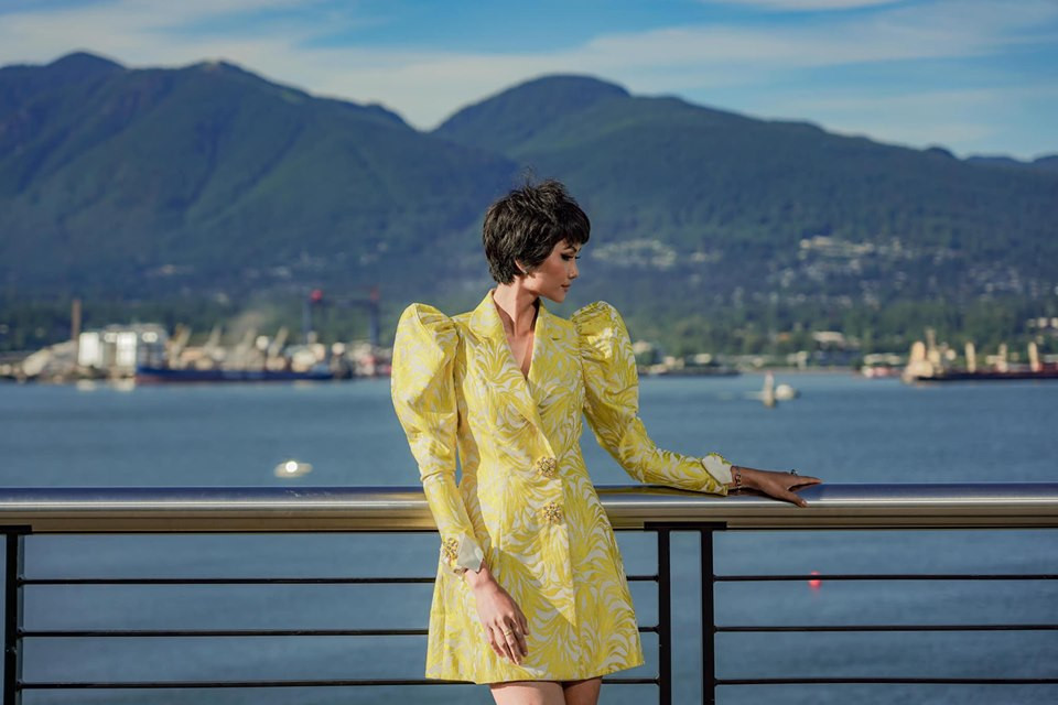 "Một hoa hậu mà đi dép trong nhà, mặc đồ lôi thôi, ngồi chồm hổm từ trong nhà ra thế giới thì là thiếu ý thức, thiếu văn minh". "Là 1 phụ nữ, chưa nói Hoa hậu, đứng trước công cộng mang bất kì sứ mệnh nào cũng phải chỉn chu. Muốn thoải mái giản dị thì mang giày sandal hở mũi có quai hậu vẫn lịch sự. Đấy là tôn trọng công chúng và tự trọng. Sự cẩu thả suồng sã trong hình ảnh không phải là cái nên ca ngợi. Đấy là tôn trọng công chúng và tự trọng", Hoàng Anh viết.