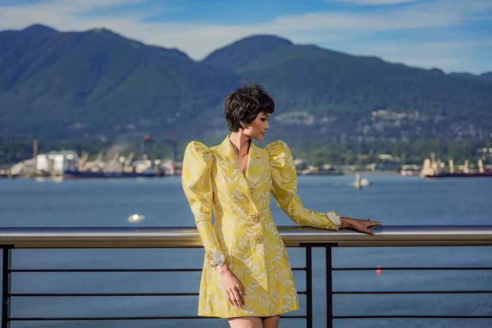 "Một hoa hậu mà đi dép trong nhà, mặc đồ lôi thôi, ngồi chồm hổm từ trong nhà ra thế giới thì là thiếu ý thức, thiếu văn minh". "Là 1 phụ nữ, chưa nói Hoa hậu, đứng trước công cộng mang bất kì sứ mệnh nào cũng phải chỉn chu. Muốn thoải mái giản dị thì mang giày sandal hở mũi có quai hậu vẫn lịch sự. Đấy là tôn trọng công chúng và tự trọng. Sự cẩu thả suồng sã trong hình ảnh không phải là cái nên ca ngợi. Đấy là tôn trọng công chúng và tự trọng", Hoàng Anh viết.