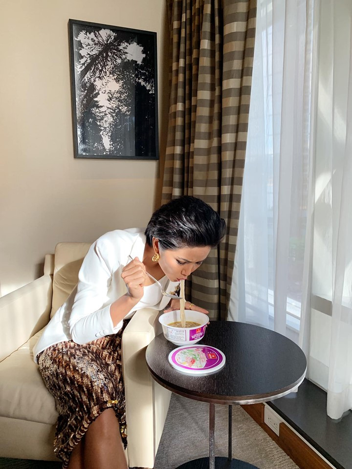 Người đẹp sinh năm 1992 được yêu mến bởi hình ảnh giản dị, mộc mạc. Cô cũng chăm chỉ làm từ thiện, tham gia các hoạt động xã hội và nói không với scandal.