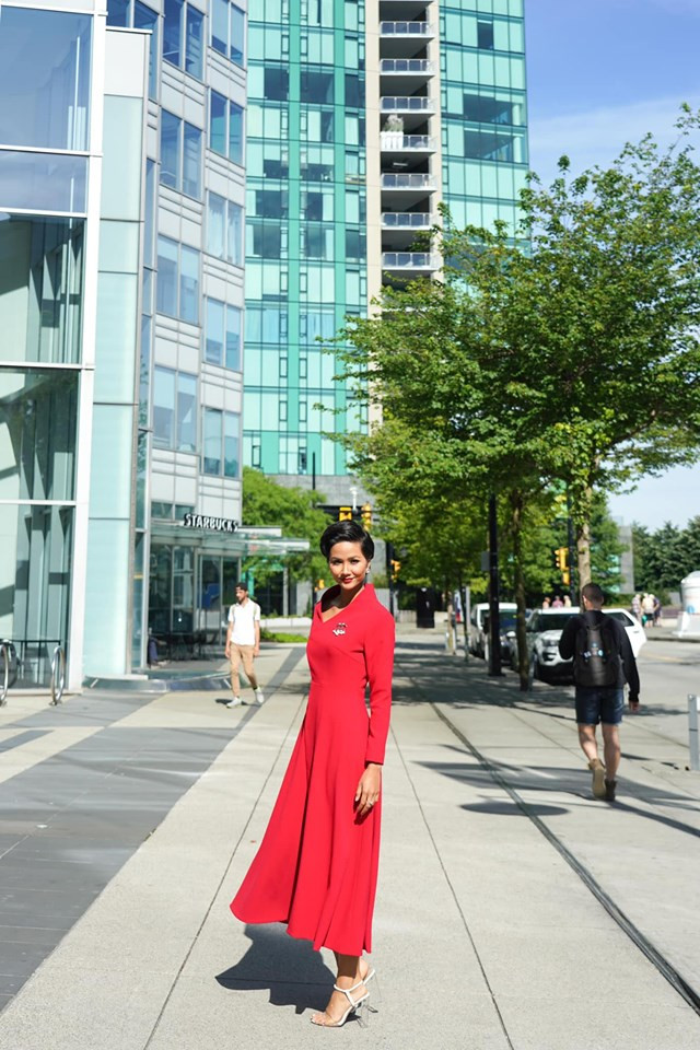 Bản thân nàng hoa hậu chia sẻ, dù chân đau nhưng khi xuất hiện ở sự kiện cô vẫn đi giày cao gót để có được hình ảnh chỉn chu. Trong hình H'hen Niê chịu đau để có được hình ảnh đẹp nhất.