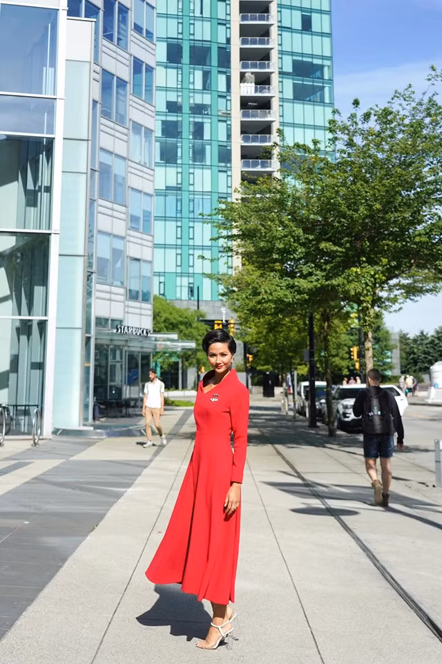 Bản thân nàng hoa hậu chia sẻ, dù chân đau nhưng khi xuất hiện ở sự kiện cô vẫn đi giày cao gót để có được hình ảnh chỉn chu. Trong hình H'hen Niê chịu đau để có được hình ảnh đẹp nhất.