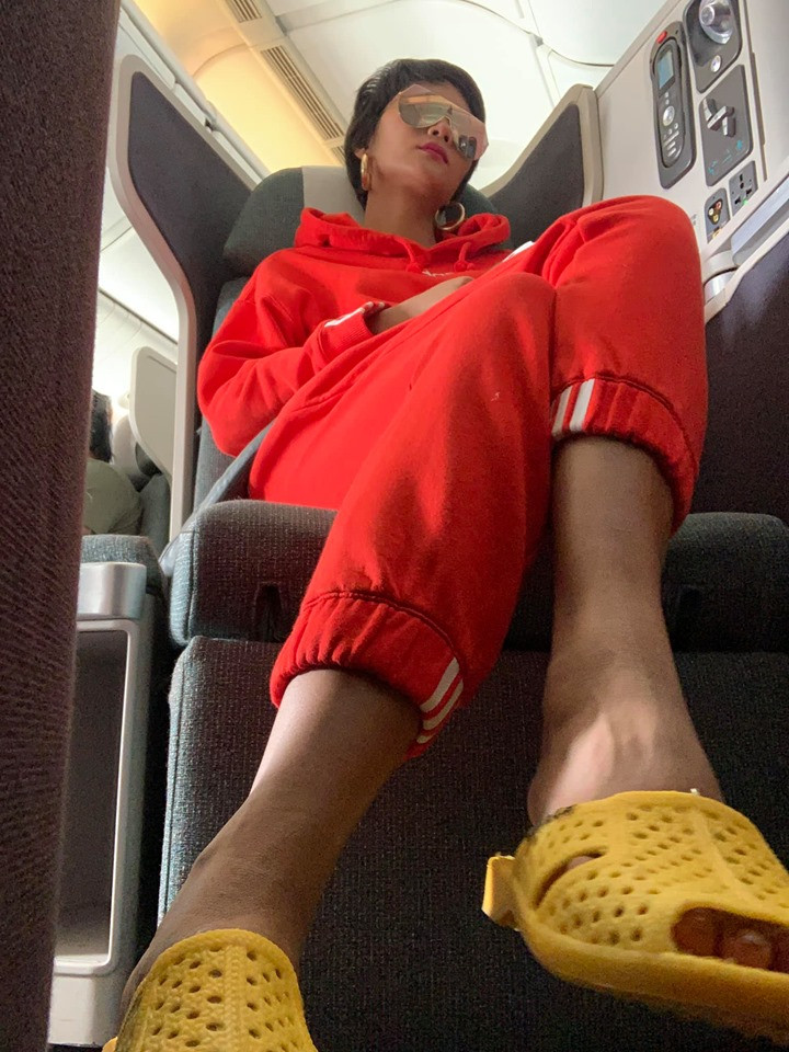 H'hen Niê chia sẻ lý do cô đi dép tổ ong bởi ngón chân bị mưng mủ, sưng to không thể mang giày thể thao hay giày cao gót. Đây là "chiến tích" sau thời gian cô tham gia ghi hình chương trình Cuộc đua kỳ thú.