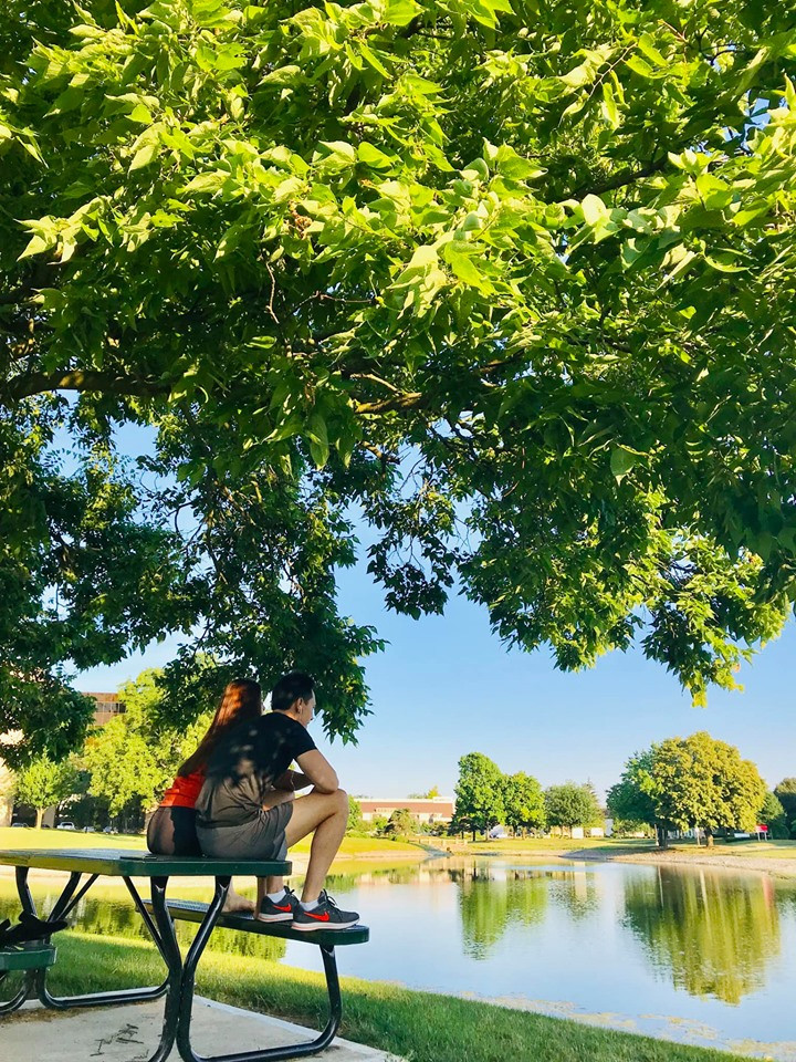 Cụ thể, hình ảnh Hồ Ngọc Hà sánh đôi Kim Lý ngồi trò chuyện thư giãn bên hồ đã bị mang ra mổ xẻ. Trên diễn đàn lớn bàn chuyện showbiz, một cư dân mạng mới đây đã đăng tải lại khoảnh khắc của Lý - Hà kèm lời trích dẫn: "Hà Hồ - Kim Lý văn minh lịch sự nơi công cộng nhỉ. Ghế người ta ngồi thì đạp cả giày lên, ý thức để đâu?".