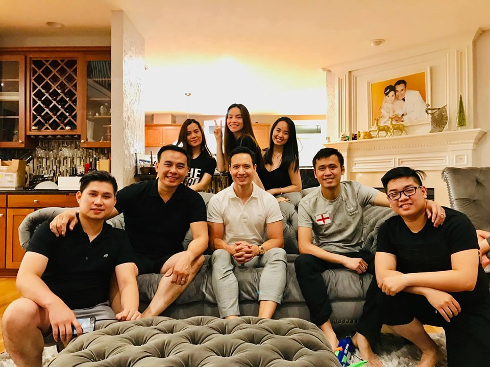 "Đi đâu cũng để lại kỉ niệm và đi đâu cũng muốn mua nhà định cư ở đó là sao vậy trời. Thật tình nước Mỹ ngộ ghê nè. Quá vui, quá hạnh phúc và nhiều lưu luyến. Đặc biệt các bạn nhỏ bịn rịn chia tay, rơm rớm nước mắt hẹn hè sang năm gặp lại", Hà Hồ bày tỏ.