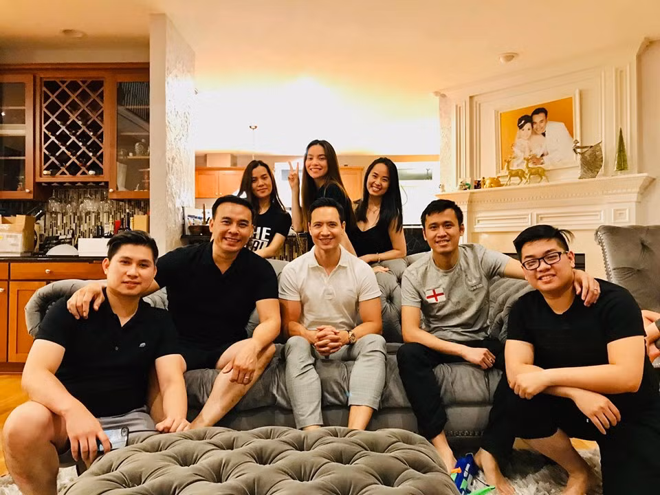 "Đi đâu cũng để lại kỉ niệm và đi đâu cũng muốn mua nhà định cư ở đó là sao vậy trời. Thật tình nước Mỹ ngộ ghê nè. Quá vui, quá hạnh phúc và nhiều lưu luyến. Đặc biệt các bạn nhỏ bịn rịn chia tay, rơm rớm nước mắt hẹn hè sang năm gặp lại", Hà Hồ bày tỏ.