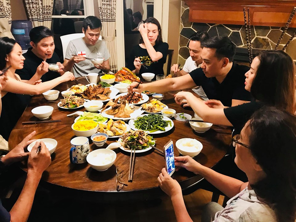 Trên trang cá nhân, Hồ Ngọc Hà chia sẻ khoảnh khắc bình yên khi tới thăm gia đình một người bạn tại Dublin, thuộc bang Ohio. Quá yêu thiên nhiên và con người nơi đây, nữ ca sĩ nuôi ý định mua nhà định cư.