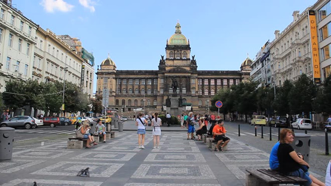 Khi ấy, một tài khoản đã đăng tải lời lẽ mỉa mai: "Giữa quảng trường trung tâm thủ đô Prague của Cộng hoà Séc, nơi được mọi người gọi là trái tim châu Âu, có cô ca sĩ LQ của Việt Nam dám đứng trên ghế ngồi của nơi công cộng để tạo dáng chụp hình. Người như thế này có xứng đáng là người của công chúng hay không?". Trước ồn ào, Lệ Quyên giữ im lặng để sóng gió qua đi.