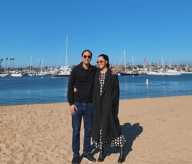 Từ bỏ ánh hào quang của nghề diễn, Hà Tăng chứng tỏ sự đảm đang trong vai trò người vợ, người mẹ. Cô vào bếp chuẩn bị bữa ăn cho chồng con. Vào dịp sinh nhật ông xã, nữ diễn viên tự làm bánh kem tặng anh.