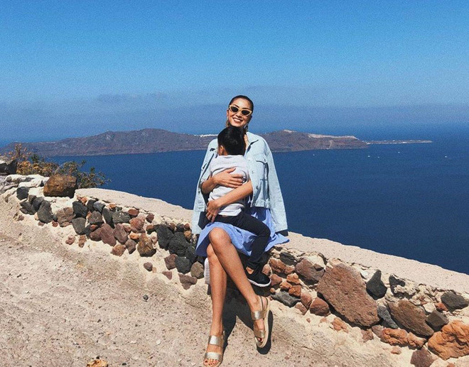 Tăng Thanh Hà bế bồng con trai khi tạo dáng trước ống kính. Trở thành con dâu của một gia đình giàu có, Tăng Thanh Hà xa rời ánh đèn sân khấu. Cô không đóng phim, tham gia các sự kiện giải trí mà tập trung chăm sóc con nhỏ, tổ ấm và kinh doanh.