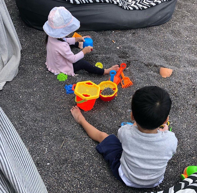 Trong chuyến đi Hy Lạp, Tăng Thanh Hà và ông xã để hai bé tự chơi, khám phá thế giới. Tấm ảnh chụp từ đằng sau nhưng có thể thấy con trai và con gái của ngọc nữ đã lớn phổng phao. Cô giữ kín diện mạo của hai bé để đảm bảo sự riêng tư. Tuy nhiên, cô thường chia sẻ những câu nói, việc làm đáng yêu của các con trên Instagram.