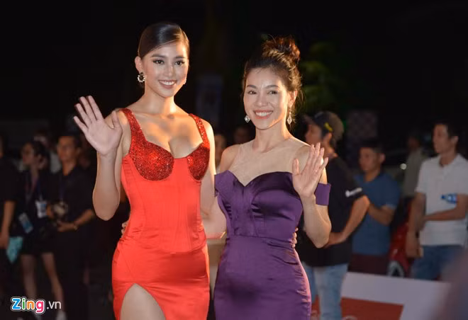 Sau một năm đăng quang, Tiểu Vy được đánh giá ngày càng trưởng thành, nhan sắc rực rỡ hơn. Cô đồng hành với các thí sinh Hoa hậu Thế giới Việt Nam 2019 từ những hoạt động đầu tiên. Người đẹp 19 tuổi tự tin chia sẻ kinh nghiệm thi đấu với các bạn thí sinh.