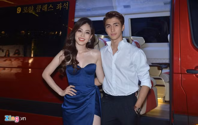 Á hậu Phương Nga chọn đầm cúp ngực và xẻ đùi cao. Á hậu được bạn trai Bình An hộ tống đi sự kiện.