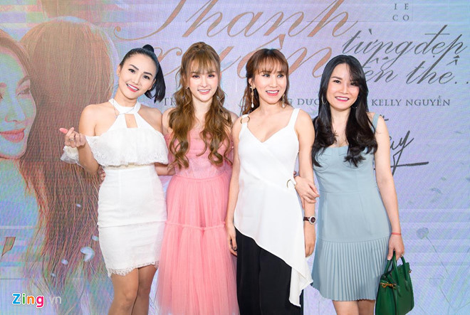 Thuý Anh, Ngọc Châu của nhóm Mây Trắng hội ngộ cùng Thu Thuỷ. "Mỗi người có công việc, cuộc sống riêng nhưng các thành viên của Mây Trắng vẫn dành cho nhau sự quan tâm và động viên khi cần", Thu Thuỷ cho hay.