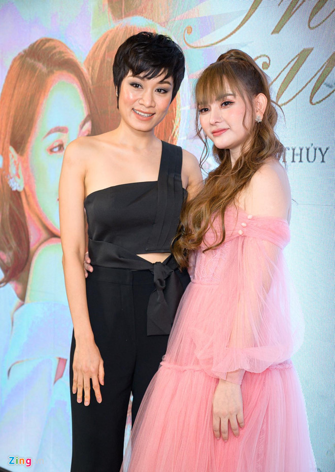 Đến chúc mừng Thu Thuỷ, có những đồng nghiệp thân thiết với cô như ca sĩ Minh Thư, các thành viên nhóm Mây Trắng, người mẫu Anh Thư...