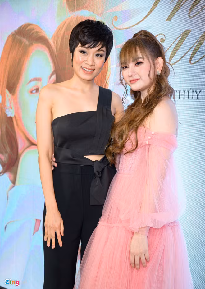 Đến chúc mừng Thu Thuỷ, có những đồng nghiệp thân thiết với cô như ca sĩ Minh Thư, các thành viên nhóm Mây Trắng, người mẫu Anh Thư...