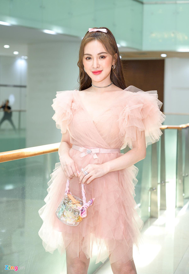 Kelly Nguyễn điệu đà với đầm hồng. Cô và Anh Thư cùng tham gia diễn xuất trong MV Thanh xuân từng đẹp đến thế.