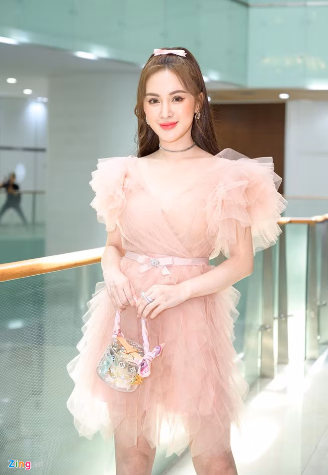 Kelly Nguyễn điệu đà với đầm hồng. Cô và Anh Thư cùng tham gia diễn xuất trong MV Thanh xuân từng đẹp đến thế.