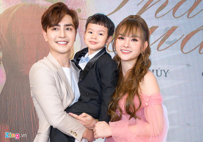 Ngay tại sự kiện, Thu Thủy đã rơi nước mắt, nghẹn ngào nói về tình yêu mới. Lần đầu, nữ ca sĩ xác nhận trước truyền thông đang hẹn hò Kin Nguyễn. Thu Thủy chia sẻ: “Thực sự, khi đến với Kin Nguyễn, tôi đã đắn đo rất nhiều. Tôi biết mình không còn quá trẻ để yêu như lúc ban đầu, không thể dành hết thời gian cho người yêu. Tôi còn có một đứa con trai, vì vậy khi chọn một người đàn ông, tôi muốn người ấy phải thương con mình".