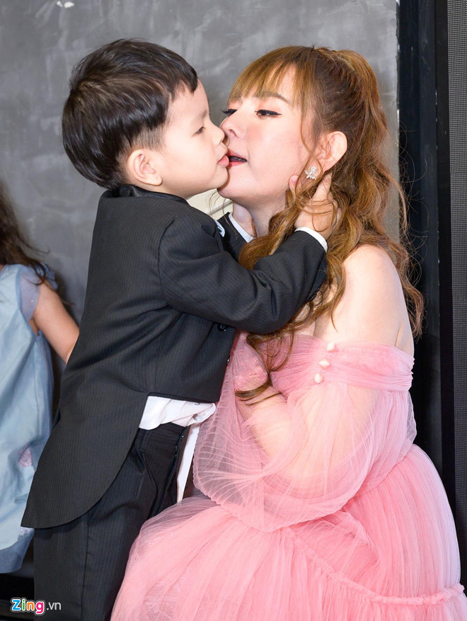 Nam diễn viên trẻ cũng không che giấu tình cảm của mình dành cho Thu Thủy. Bạn trai Thu Thủy kể: “Khi gặp Thuỷ, tôi biết cô ấy đang bị tổn thương và cần một ai đó chữa lành vết thương. Tôi muốn được chăm sóc và chia sẻ với cô ấy mỗi ngày. Có thể hiện tại, rào cản giữa chúng tôi vẫn còn, khó khăn không bao giờ hết nhưng chắc chắn tôi sẽ luôn đồng hành với cô ấy”.