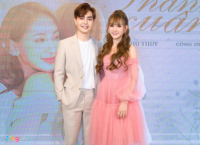 Nội dung MV kể về người phụ nữ dành cả thanh xuân và sự nghiệp để xây dựng tổ ấm. Trong khi cô toàn tâm toàn ý lo cho gia đình thì người đàn ông lại phũ phàng phá vỡ tất cả. Câu chuyện trong MV khiến khán giả liên tưởng đến cuộc đời của chính Thu Thủy. Nữ ca sĩ phủ nhận: "Đó là lát cắt về thân phận người phụ nữ mà mọi người có thể gặp rất nhiều trong cuộc sống. Quá khứ đã khép lại và tôi không muốn nhắc đến".