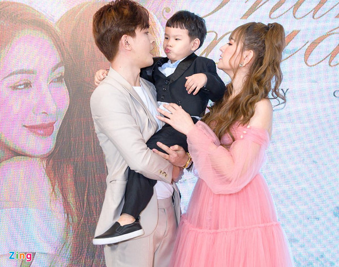 Thu Thuỷ cho biết cô cảm nhận được tình cảm Kin Nguyễn dành cho con trai. "Bây giờ, con trai tôi gọi anh ấy là cha luôn rồi. Tôi cảm thấy rất hạnh phúc”, cô nói.