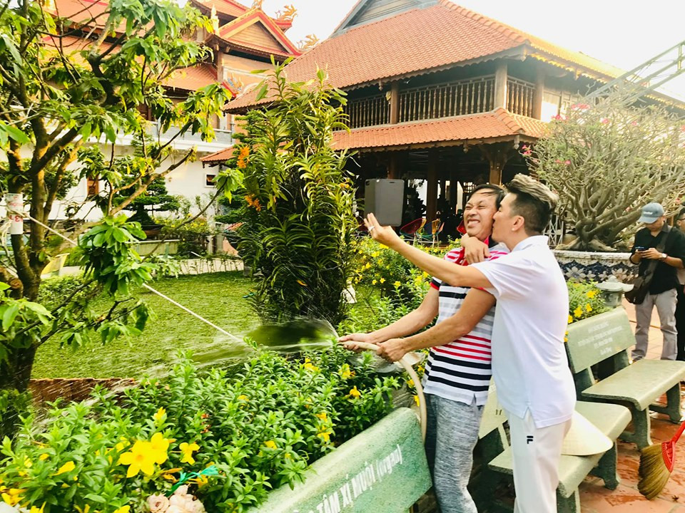 "Biết ơn anh Hoài Linh, ghi nhớ suốt đời cơ hội vàng mà anh đã dành cho em. Cảm tạ anh đã hy sinh tiền của cá nhân để có được đền thờ Tổ nguy nga, lộng lẫy và thiêng liêng như thế này".