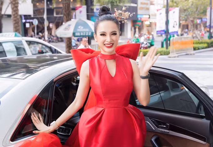 Chiều 13/7, Angela Phương Trinh hút ống kính truyền thông và khán giả khi dự một sự kiện tại TP.HCM.