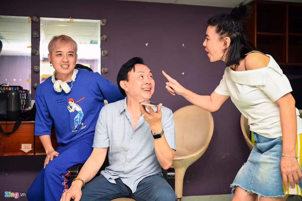 Người đứng sau tổ chức sản xuất, đạo diễn và viết kịch bản cho live show Hoài Linh là Cát Phượng. Nữ diễn viên hài cho hay đây là live show cuối cùng cô làm cho đàn anh, cũng là lần cuối làm show trên sân khấu. Những khó khăn về việc bán vé khiến cô không còn can đảm thực hiện các show tương tự.