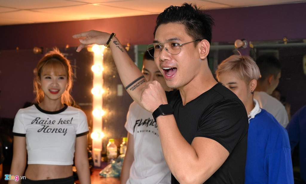 Ca sĩ Đại Nhân cũng tích cực tập luyện. Anh kết hợp diễn và hát để nhân vật nàng tiên của mình thêm phần ấn tượng.