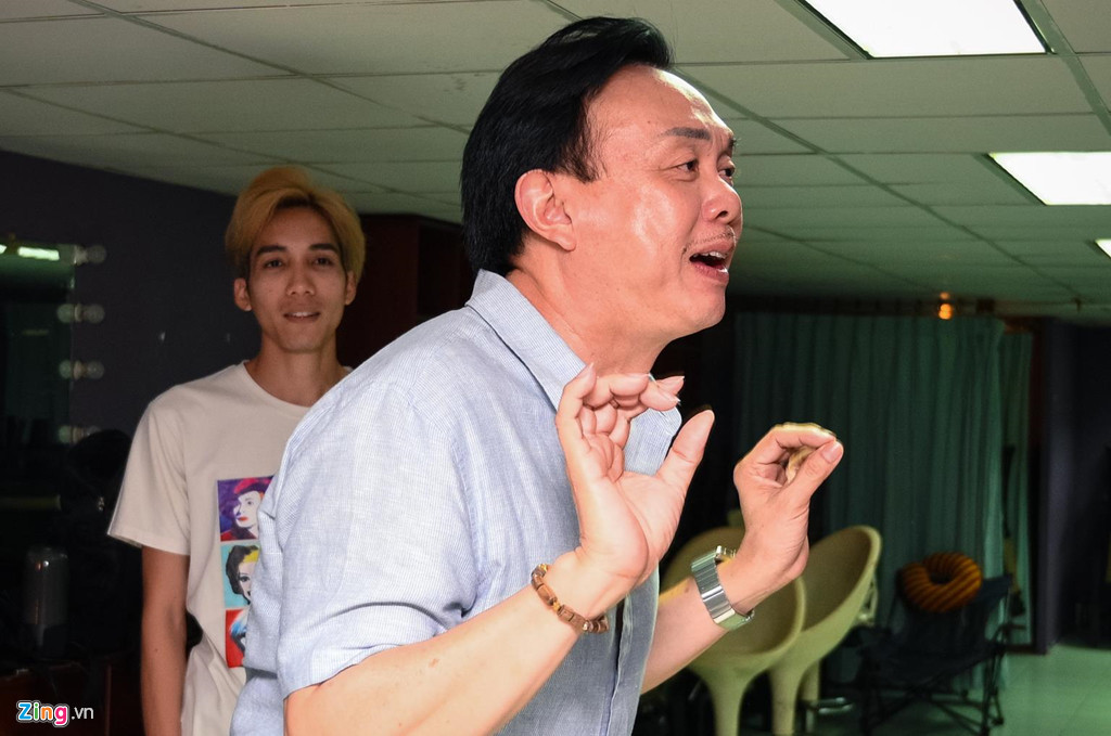 Danh hài Chí Tài lăn xả tập luyện cùng đàn em. Anh thường xuyên trao đổi với Cát Phượng về kịch bản, "mảng miếng" để có vai diễn mang nhiều tiếng cười cho khán giả. Chia sẻ với Zing.vn sau buổi tập, anh nói: "Tôi thích diễn cùng các bạn trẻ bởi như được tiếp thêm năng lượng. Bản thân tôi cũng phải thay đổi tư duy, thời trang để hòa nhập với các em".