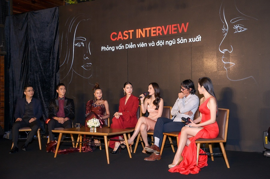 Dàn diễn viên và đạo diễn giao lưu với khán giả về bộ phim.