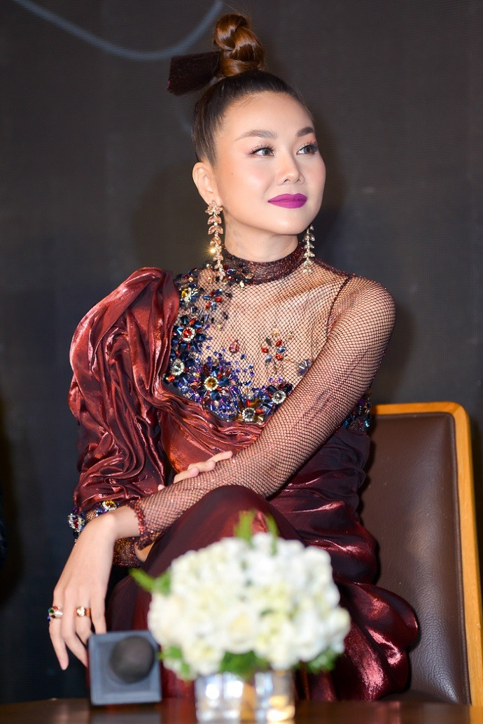 Chiều 24/9, siêu mẫu Thanh Hằng xuất hiện rạng rỡ trong buổi họp báo phim mới Chị chị em em do cô thủ vai chính. Cô chọn đầm nhung đỏ sang trọng, thanh lịch trong sự kiện công bố phim của đạo diễn Kathy Uyên.Vai diễn của nữ siêu mẫu là Thiên Kim - một tiểu thư nhà giàu với áp lực trở thành người thừa kế. Bất chấp phản đối của gia đình, Thiên Kim kết hôn với Huy, là một người bạn cũ có quá khứ tồi tệ.