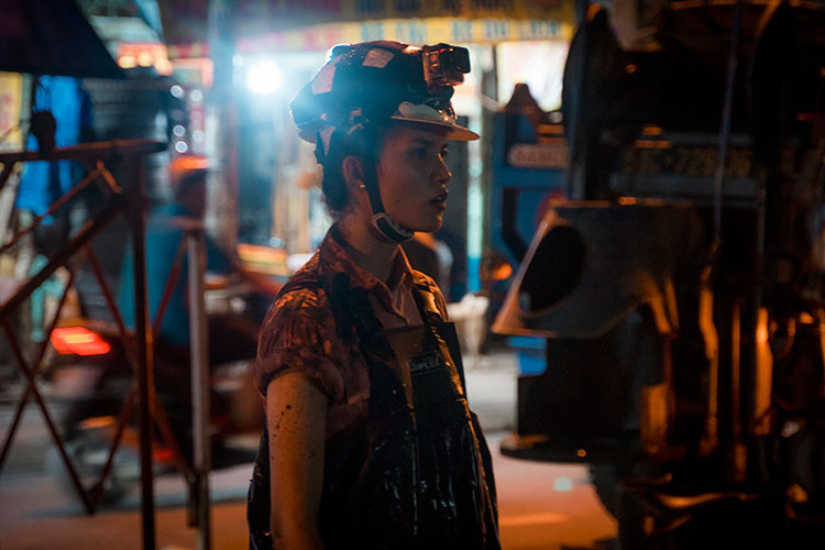 Thi sinh Miss World Viet Nam lam lem chui ong cong, di gom rac