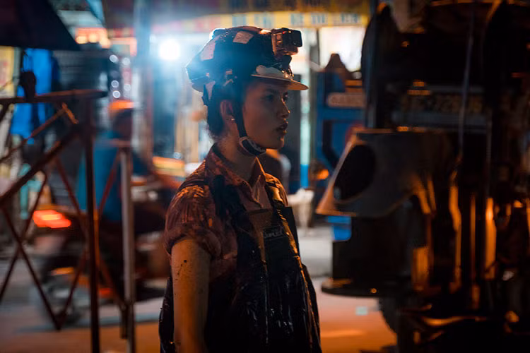 Thi sinh Miss World Viet Nam lam lem chui ong cong, di gom rac