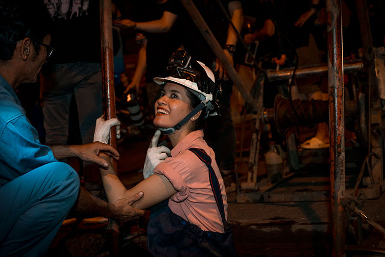 Các cô gái không ngại chui xuống cống, ngâm mình trong làn nước đen đặc quánh mùi khó chịu để làm công việc của những người công nhân vệ sinh vẫn thực hiện mỗi ngày.