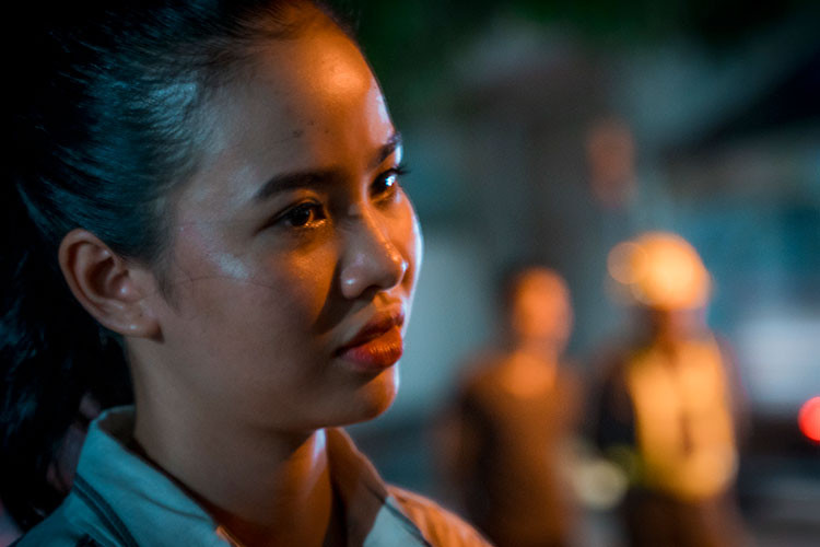 Các cô gái thực hiện công việc một cách nhiệt huyết. Dù vất vả nhưng gương mặt các thí sinh hoa hậu luôn rạng ngời, xinh đẹp.