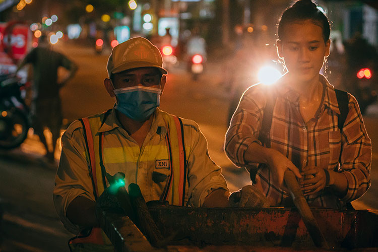 Người đẹp Miss World Việt Nam mặt mũi lấm lem, mướt mồ hôi thu gom rác.