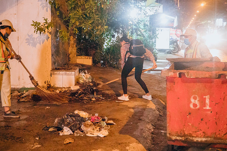 Không chỉ tiếp xúc với những công nhân làm công việc vất vả, các người đẹp còn xắn tay làm cùng.